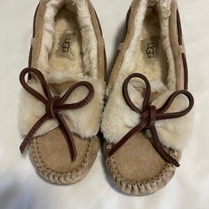 Lt brown Dakota Bow Ugg Slippers, barely used